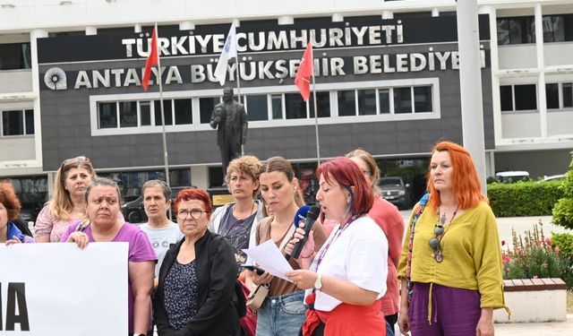 Kadınlar, Büyükşehir Belediyesi’nin önünde eylem yaptı! O işçi için çözüm istediler