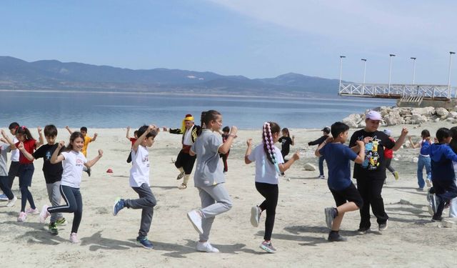 Öğrenciler, Burdur Gölü'ne maya çaldı