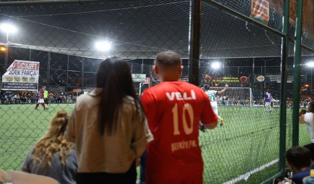 Adanalı öğretmenden 10. evlilik yıl dönümü sürprizi... Sahada coşkulu kutlama