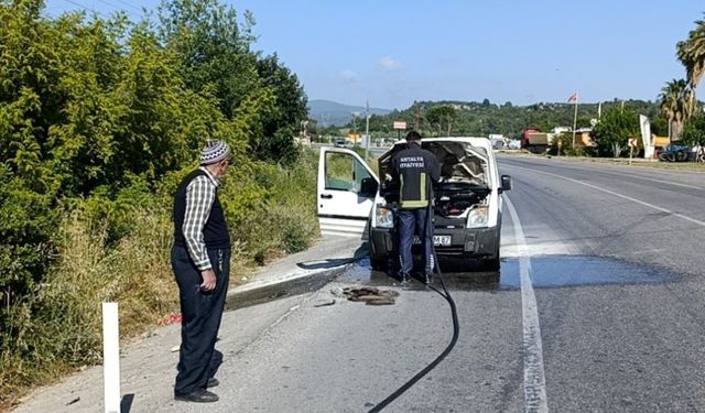 Seyir halindeki araç yandı, ilk müdahaleyi vatandaşlar yaptı