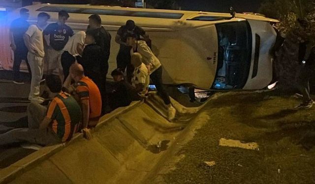 Taraftar grubunu taşıyan minibüs devrildi