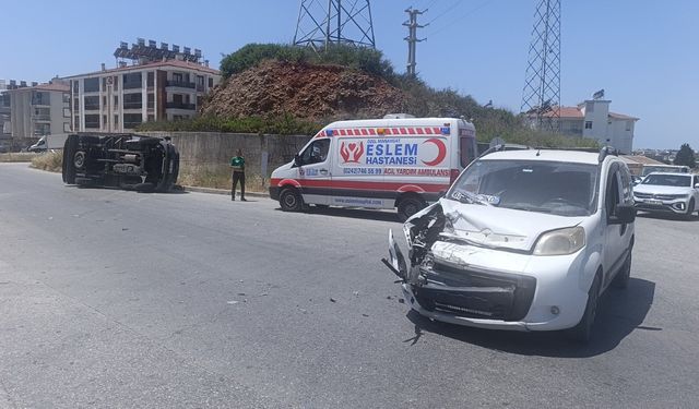 Yandan çarptığı kamyoneti devirdi