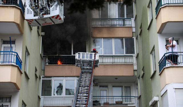 Yangında mahsur kalan 6 kişi balkondan kurtarıldı