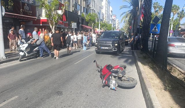 Yaya geçidinde motosikletler çarpıştı: 3 yaralı