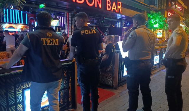 Alanya'da polis ve zabıtadan işbirliği tek tek inceliyorlar