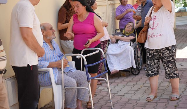 Antalya'da yangın paniği, apartman dumanla kaplandı