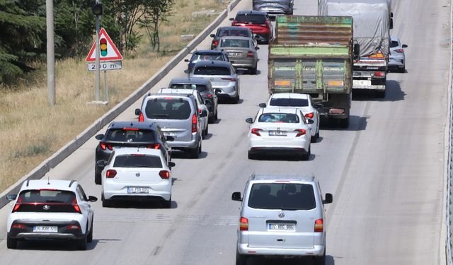 Burdur’da trafik rekoru… 8 saatte 30 bin araç geçti