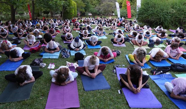 Denizli'de kadınlar yoga için bir araya geldi