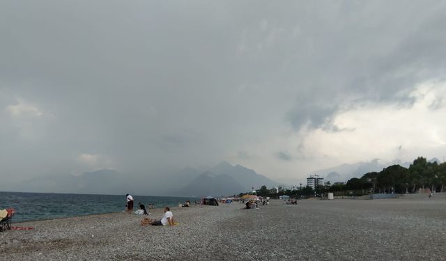 Antalya'nın meşhur Konyaaltı Sahili'nde serinleten sürpriz