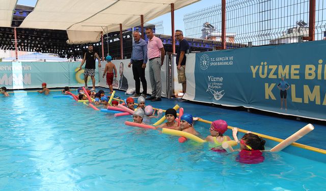 Kırsaldaki çocuklara portatif yüzme havuzu