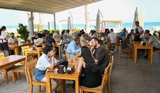 Mersin’de sahildeki kafeler doldu taştı