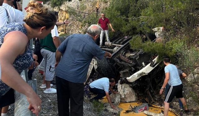 Devrilen kamyonun sürücüsü hayatını kaybetti