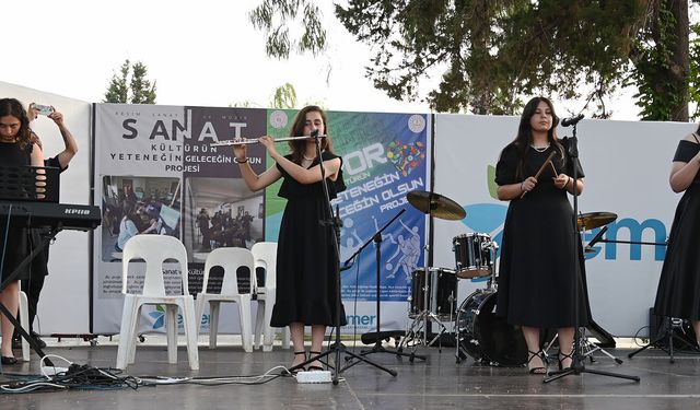 Kemer'de liseler arası müzik yarışması