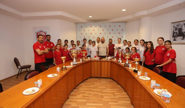 Kepez Belediyesi hentbolcuları ile gurur duyuyor