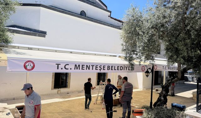 Menteşe Belediyesi vatandaşların talebini yerine getirdi... Camiinin tentesi yenilendi