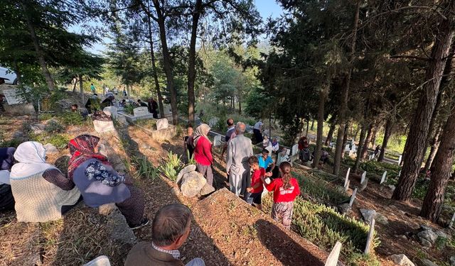 Mersin’de köy sakinleri geleneksel mezarlık ziyaretini gerçekleştirdi