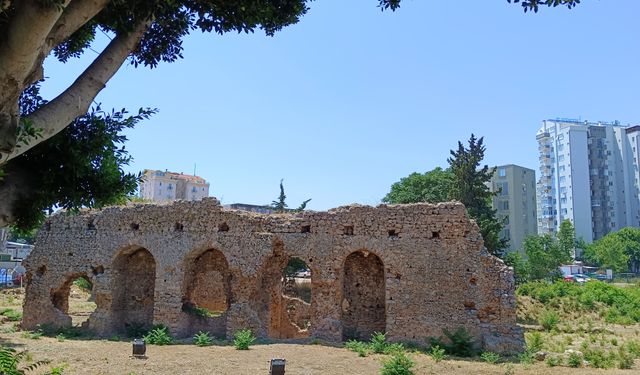 Konyaaltı’nın göbeğinde bulunuyor, yenilenmezse izleri yok olacak
