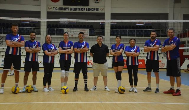 Antalya’da sağlıkçılar filede kapıştı, o takımlar yarı finale yükseldi