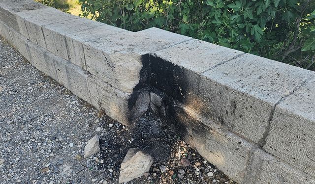 Tarihi köprüde mangal! Kırılıp, tahrip edildi