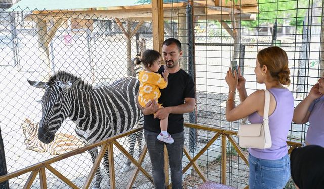 Tarsus Hayvanat Bahçesi dolup taştı… Bayramın tadını çocuklar çıkardı