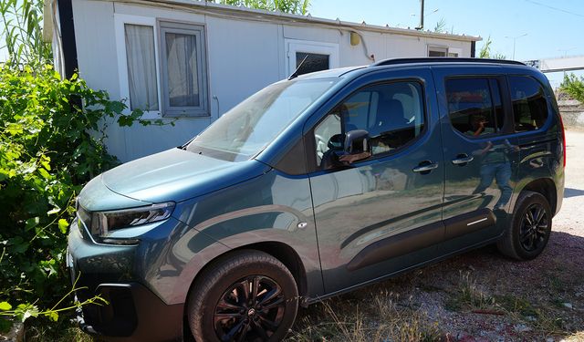 Yeni aldığı araca traktör çarpıp kaçtı, söylenenler psikolojisini bozdu