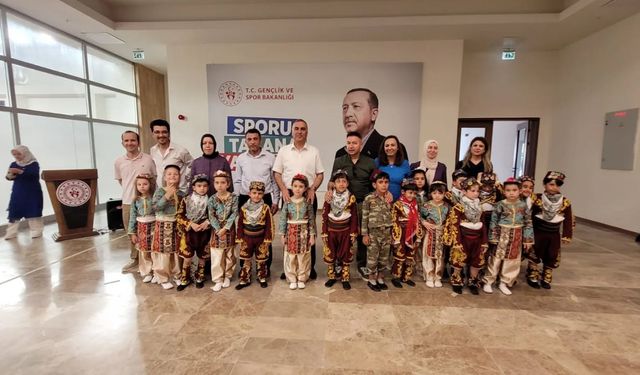 Minikler, yılsonu şenliğinde hayran bıraktı