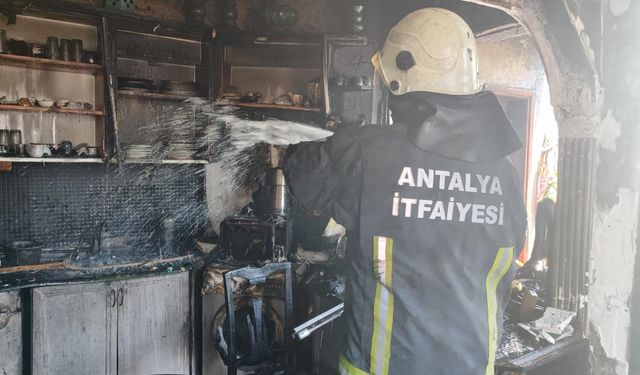 Antalya'da apartmanda çıkan yangında 7'si çocuk 10 kişi dumandan etkilendi