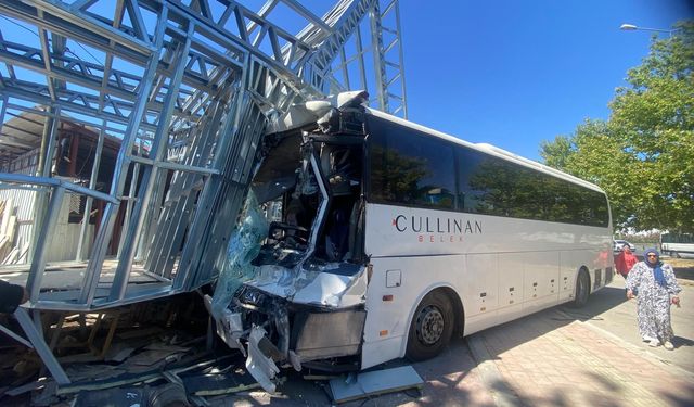 Antalya’da büyük kaza; otel servis otobüsü, midibüs ve kamyon birbirine girdi