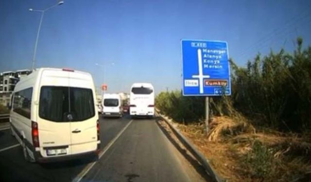 Antalya’da kural tanımayan sürücüler ambulansa geçit vermedi
