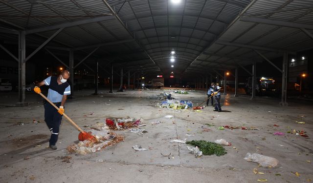 Akdeniz'de pazar yerleri yıkanıyor, çöp konteynerleri dezenfekte ediliyor