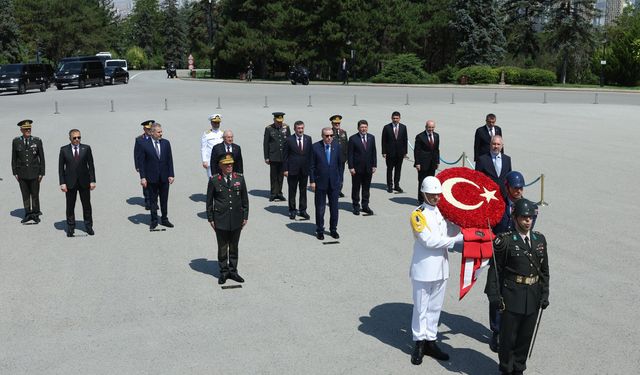 Cumhurbaşkanı Erdoğan başkanlığındaki YAŞ üyeleri Anıtkabir'i ziyaret etti