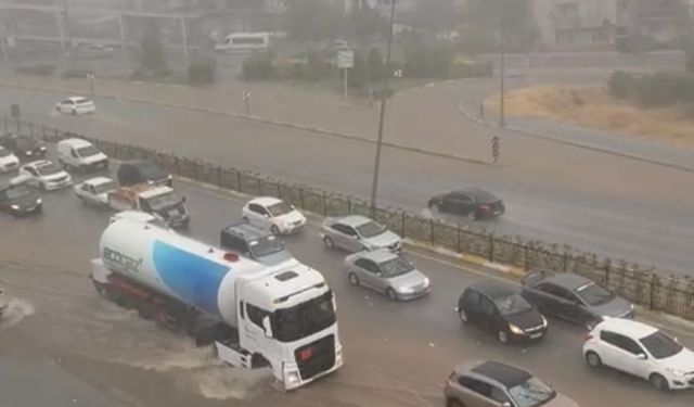 Denizli’de sağanak yağışta alt geçitler göle döndü... Onlarca araç alt geçitte mahsur kaldı