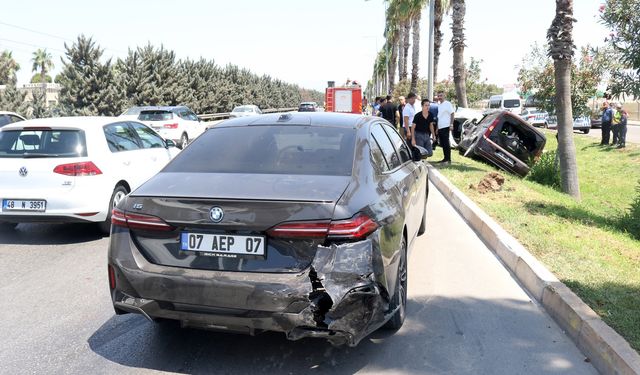 Aracıyla sivil polis aracına çarptı; 2 polis yaralı