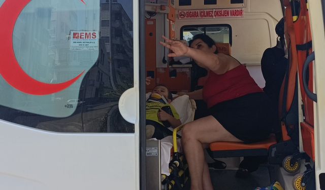 Hafif ticari araç servis minibüsüne çarptı; 4 yaralı