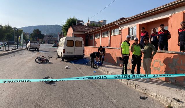 Kamyonet motosiklet ile çarpıştı! 3 aylık evli çiftin mutluluğu kazada son buldu