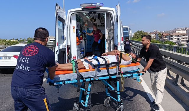 Kamyonetten düşen malzemeleri toplamak isterken zincirleme kazaya sebep oldu
