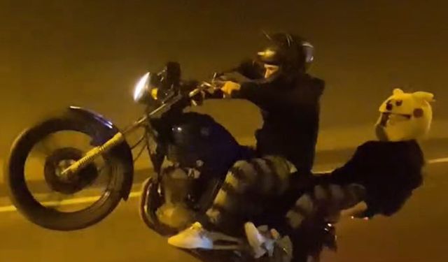 Ön tekerini kaldırarak kullandığı motosikletiyle yaptığı kazada hayatını kaybetti