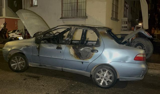 Park halindeyken yanmaya başlayan otomobil için mahalleli seferber oldu