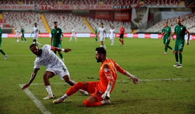 Serikspor 3 penaltılı ilginç maçı 4-2 kaybetti