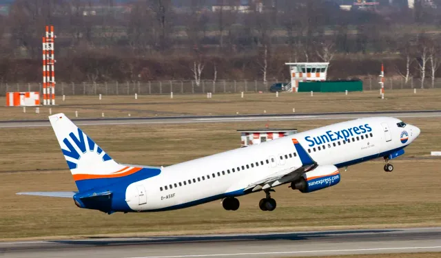 SunExpress ekibini taşıyan servis kaza yaptı