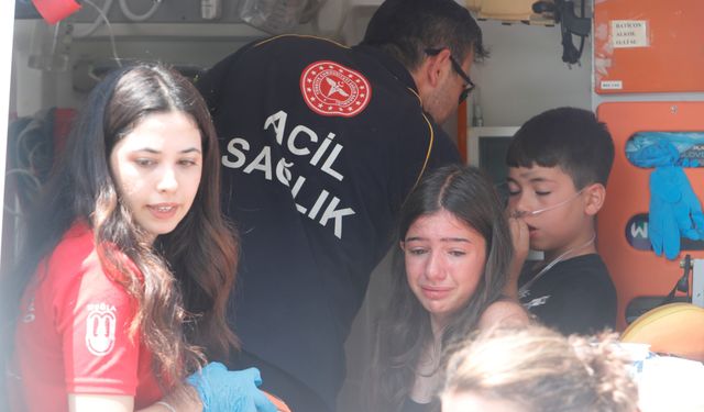 Yangın çıkan binada mahsur kaldıkları balkonda kurtarılmayı beklediler