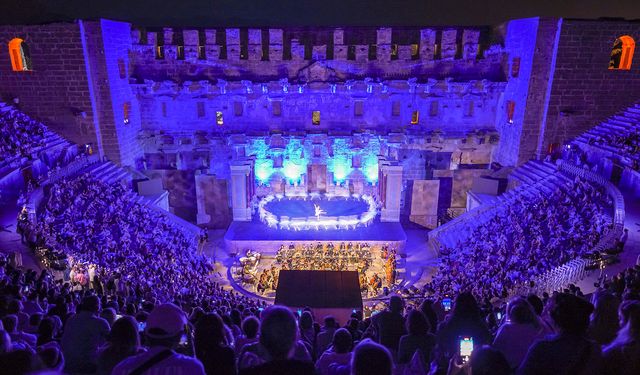 Aspendos Antik Tiyatrosu’nda tarihi gece sanatseverler ‘Kuğu Gölü’ne akın etti