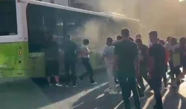 Seyir halindeki otobüste yangın paniği