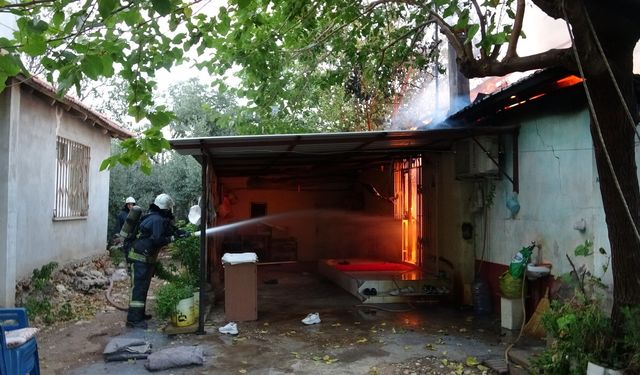 Antalya'da müstakil ev küle döndü... 13 yaşındaki kızını son anda kurtardı