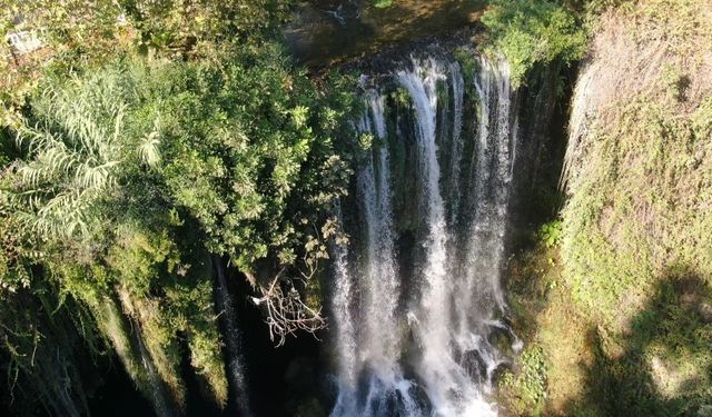 Antalya’da sıcaktan kaçan 650 kişi Düden Şelalesi koştu