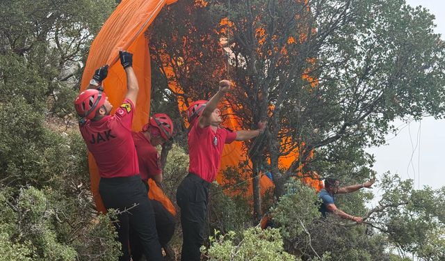 Yamaç paraşütü ağaçlara takıldı... 3 saatlik mücadele sonunda kurtarıldılar