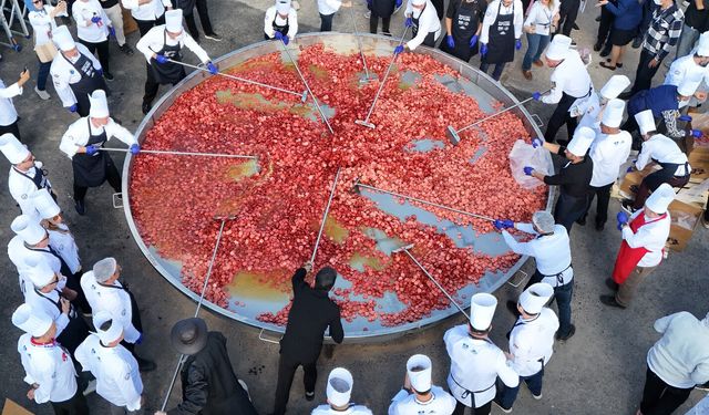 Bin 930 kiloluk sucuklu yumurta Guinness Rekorlar Kitabı’na girdi