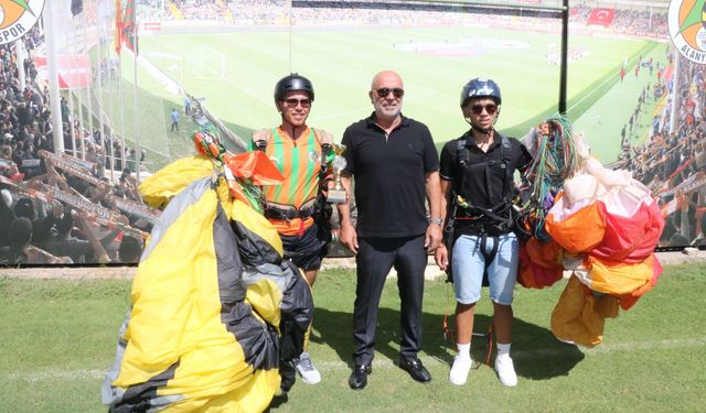 Dünya üçüncülüğü kupası ile Alanyaspor tesislerine paraşütle indi