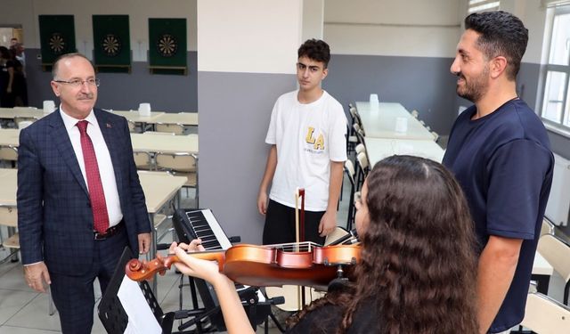 Öğrencilerle sıraya girip karavana yedi! Milli Eğitim Müdürü işi sıkı tutuyor