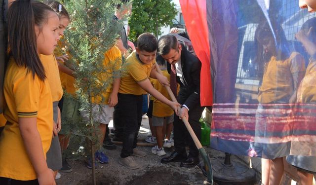 Köyceğiz’de okullar fidan dikimiyle açıldı
